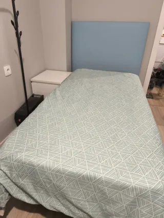 Cama, mesita, cabecero, funda nórdica, bajera 