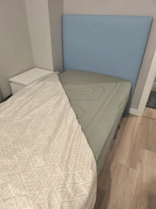 Cama, mesita, cabecero, funda nórdica, bajera 