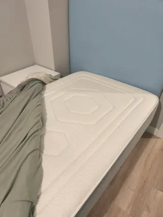 Cama, mesita, cabecero, funda nórdica, bajera 