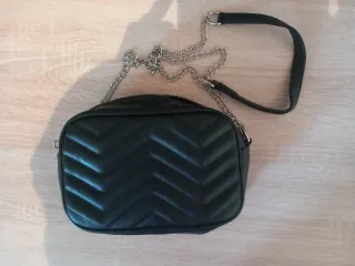 Bolso negro acolchado con cadena