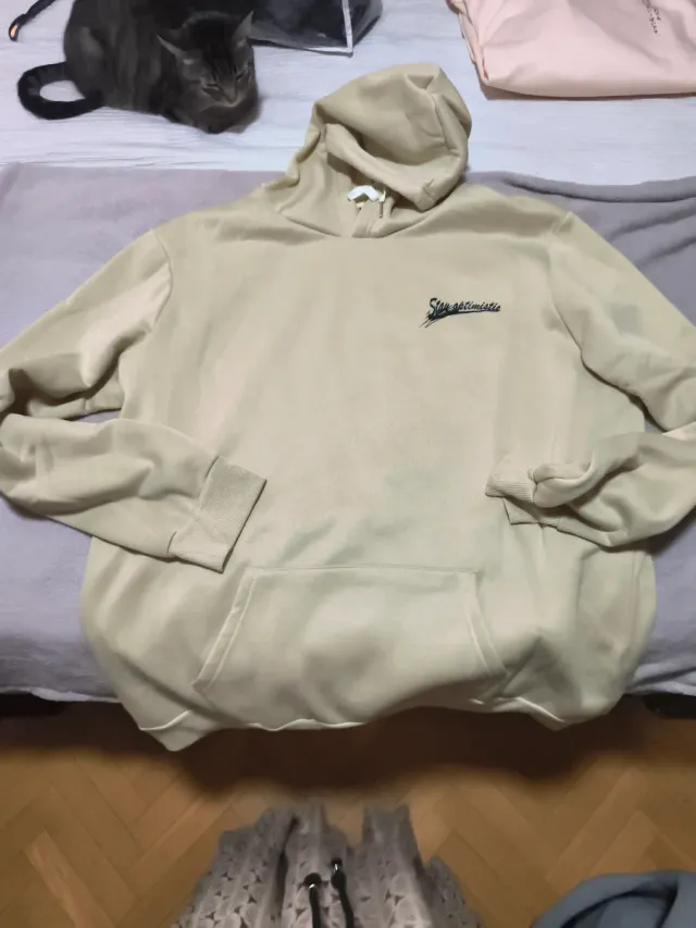 Sudadera beige con capucha