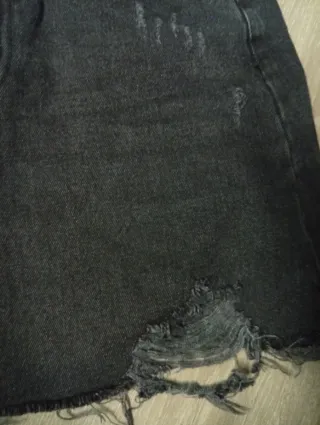 Falda vaquera corta negra desgastada