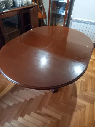 Mesa de comedor redonda de madera