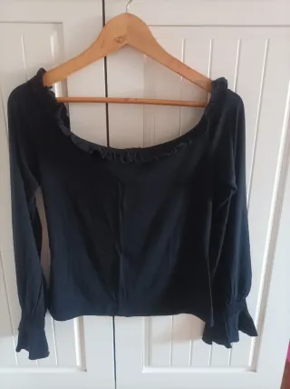 Camiseta negra escote volante manga larga