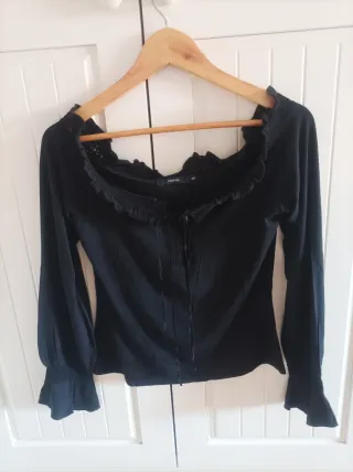 Camiseta negra escote volante manga larga