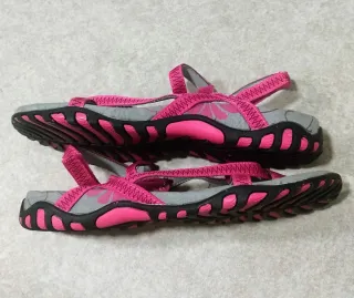 Sandalias Izas grises y rosas