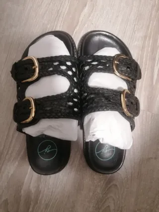 Sandalias negras con hebillas doradas