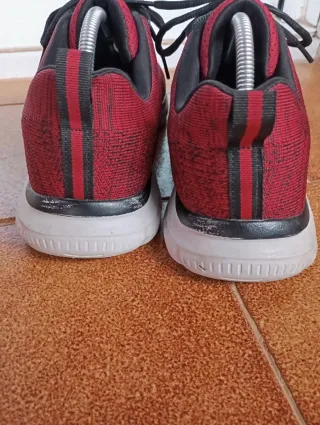 Zapatillas Skechers Rojas y Negras
