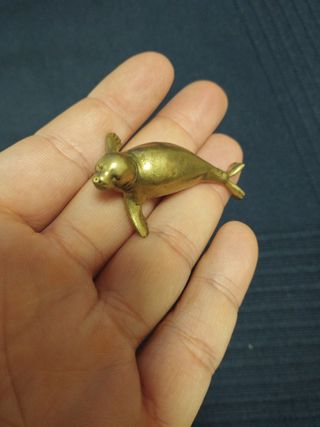 Bonita Foca moteada de latón macizo metal