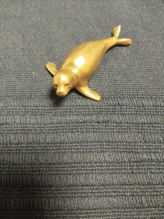Bonita Foca moteada de latón macizo metal