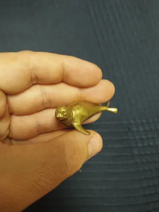 Bonita Foca moteada de latón macizo metal