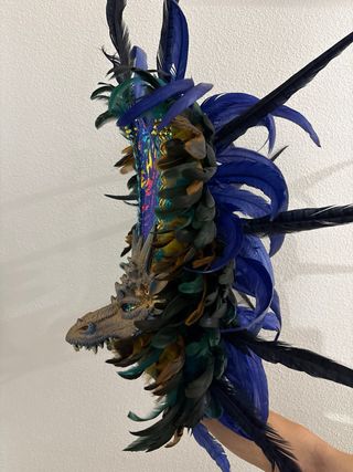 Tocado dragón carnaval plumas