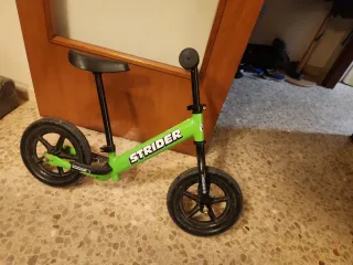 Bicicleta de equilibrio Strider verde
