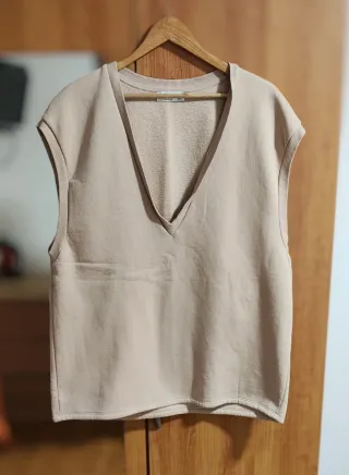 Camisola bege decote V sem mangas