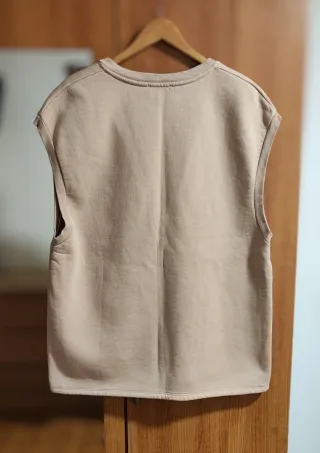 Camisola bege decote V sem mangas