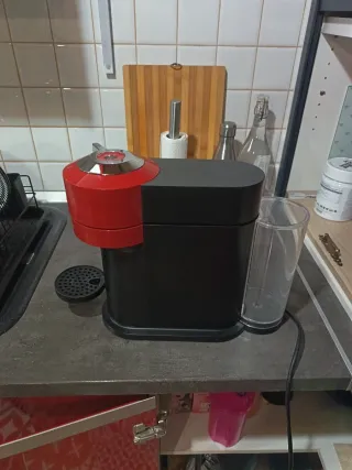 Cafetera Nespresso Roja y Negra