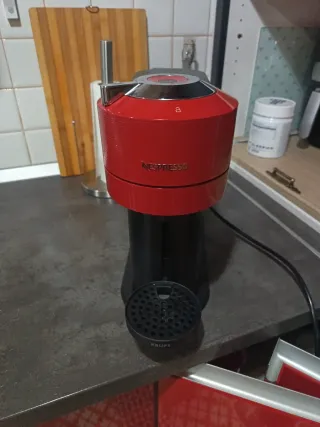 Cafetera Nespresso Roja y Negra