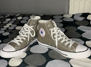 Converse grises y blancas