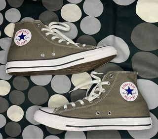 Converse grises y blancas