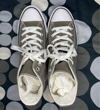 Converse grises y blancas