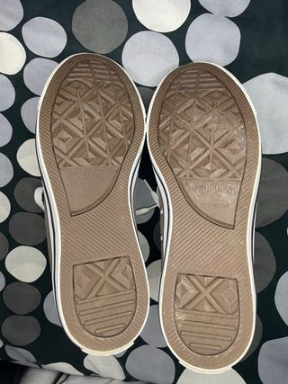 Converse grises y blancas