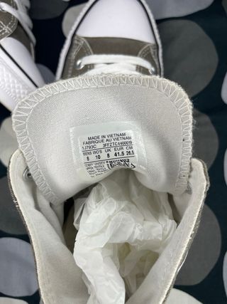 Converse grises y blancas
