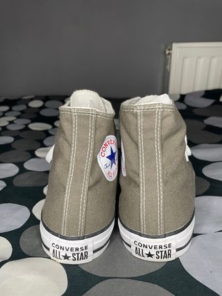 Converse grises y blancas