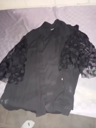 Blusa negra con mangas de encaje