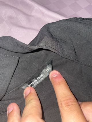 Blusa negra con mangas de encaje