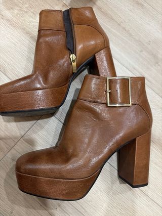 Botines de tacón marrones con hebilla