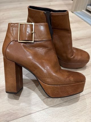 Botines de tacón marrones con hebilla