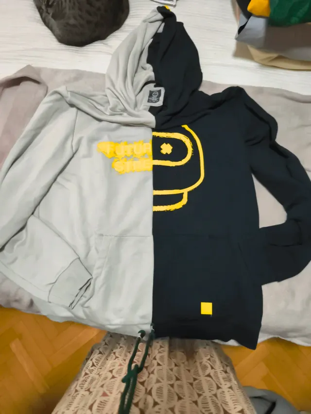 Sudadera bicolor gris y negra con capucha