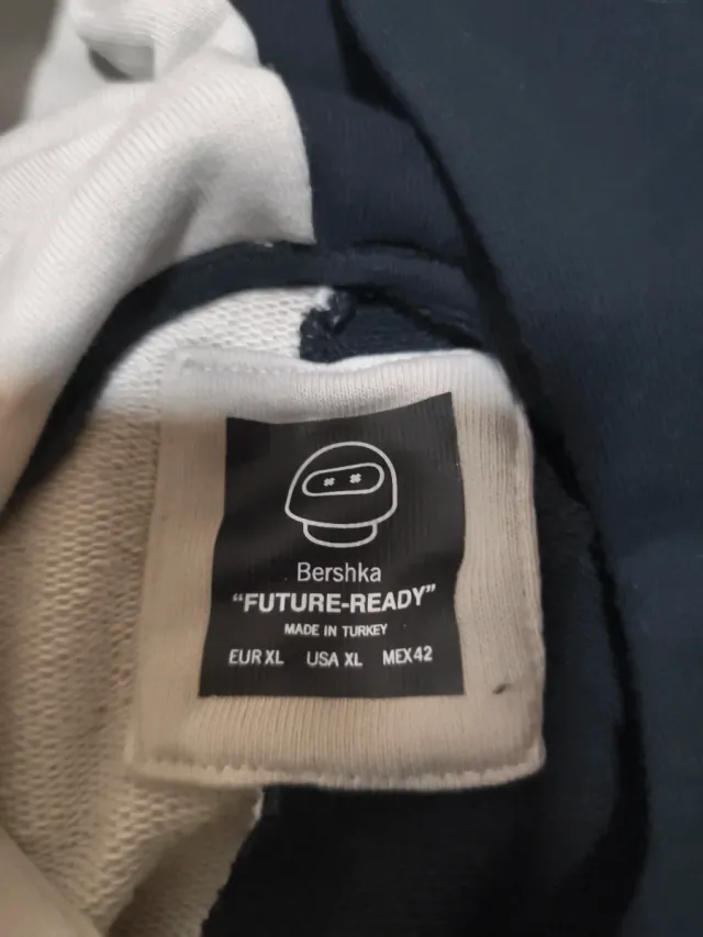 Sudadera bicolor gris y negra con capucha