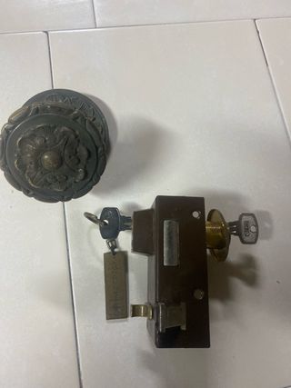 Cerradura y pomo de latón con llaves