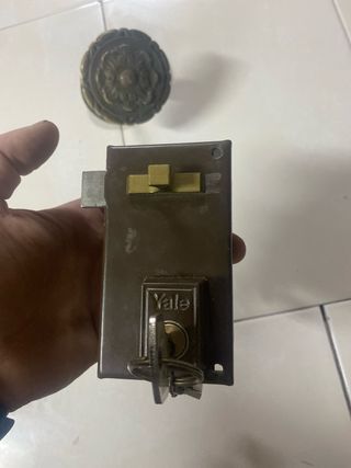 Cerradura y pomo de latón con llaves