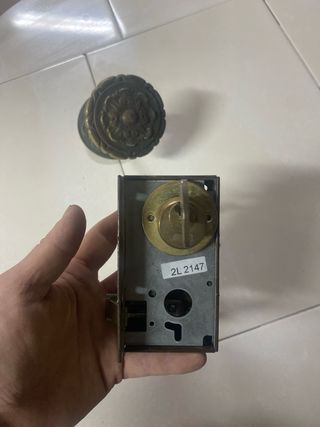 Cerradura y pomo de latón con llaves
