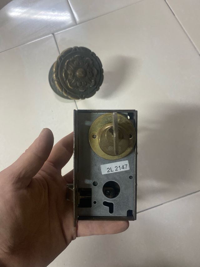 Cerradura y pomo de latón con llaves