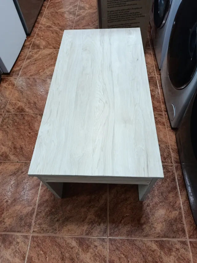 Mesa de comedor de madera clara