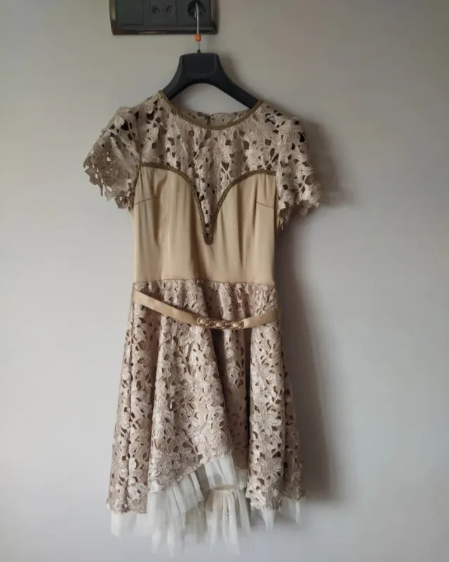 Vestido dorado y blanco El Armario de Lulu