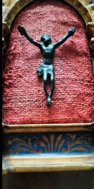 Antico crocifisso in bacheca cm 12x22x3