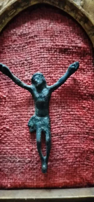 Antico crocifisso in bacheca cm 12x22x3