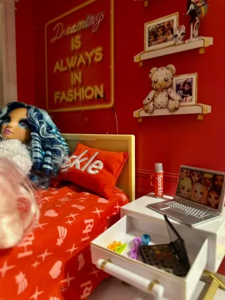 Casa de las Raimbow High. Amueblada, muñecas, ropa