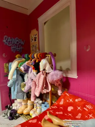 Casa de las Raimbow High. Amueblada, muñecas, ropa