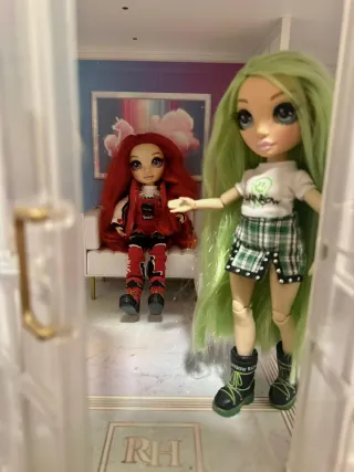 Casa de las Raimbow High. Amueblada, muñecas, ropa