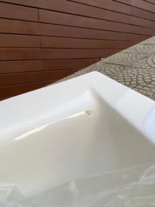 Bañera acrílica 180x80 con patas tiene un golpe 
