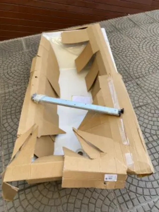 Bañera acrílica 180x80 con patas tiene un golpe 
