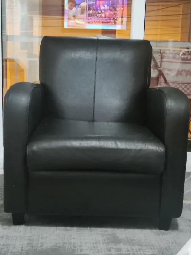 Sofá de 1 lugar em pele preta