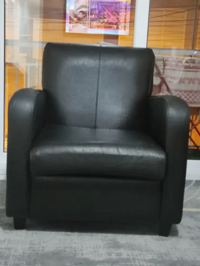 Sofá de 1 lugar em pele preta