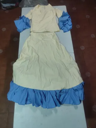 Traje de sevillana beige y azul