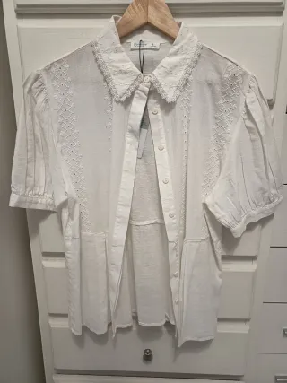 Blusa blanca bordada.
